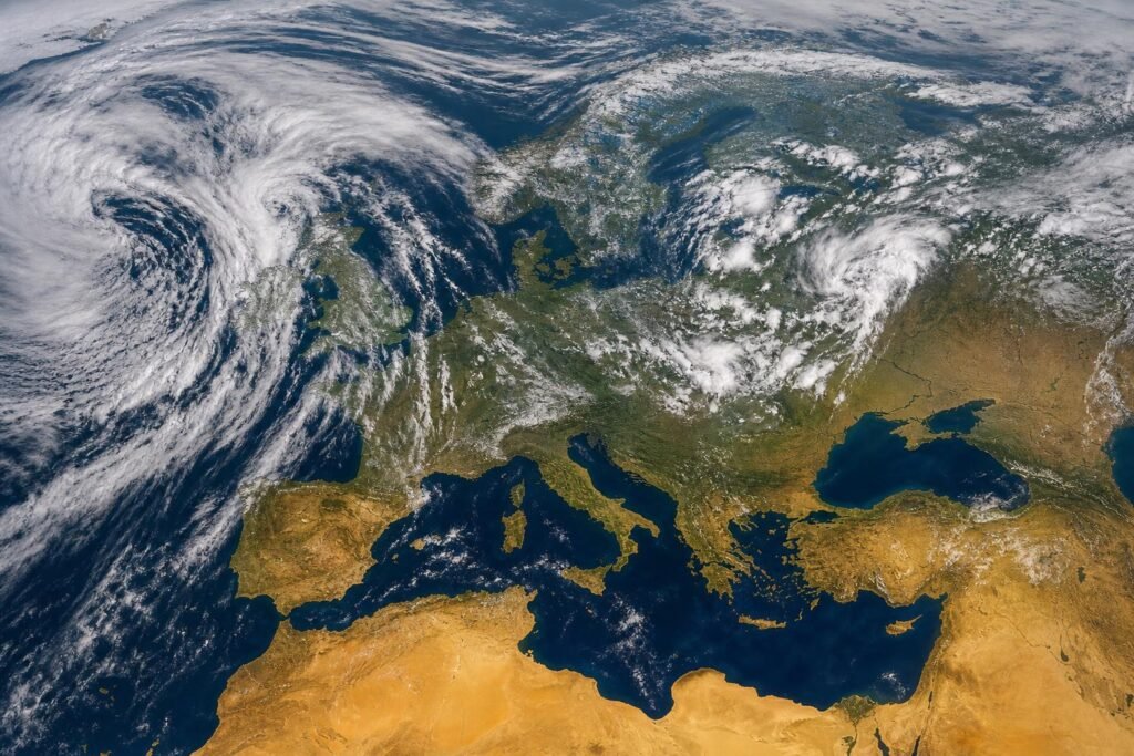 Nyugat felől érkező ciklonok és a visszaszoruló európai kánikula időjárási illusztrációja