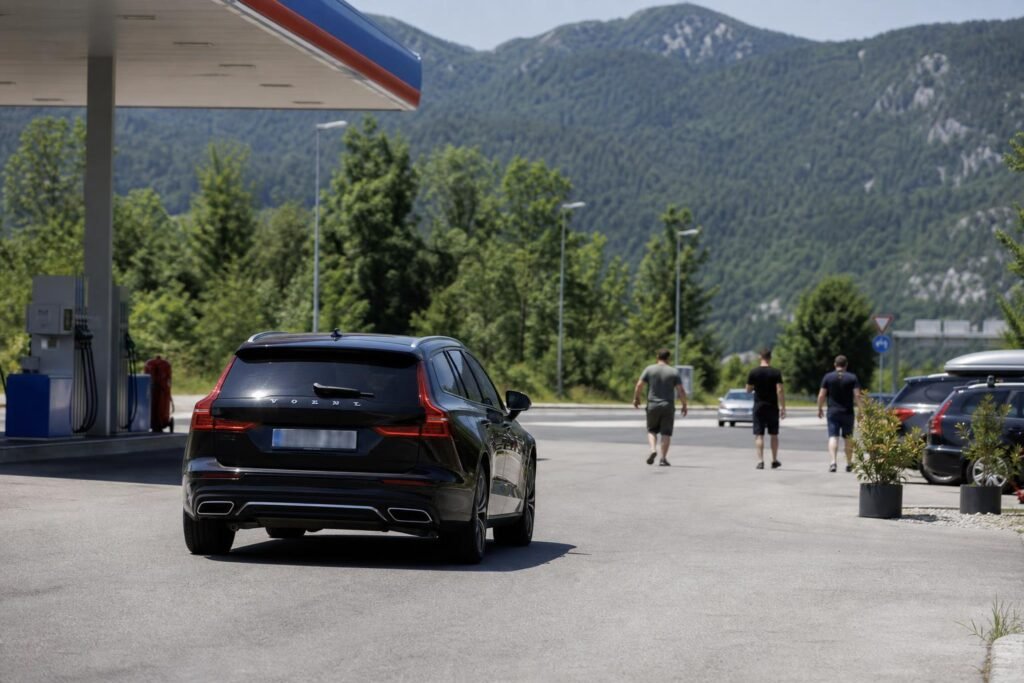 Fekete Volvo egy horvátországi benzinkútnál, Brinje közelében