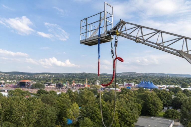 Kórházba került egy fesztiválozó, akinek a nyaka köré csavarodott a segédkötél a SZIN-en