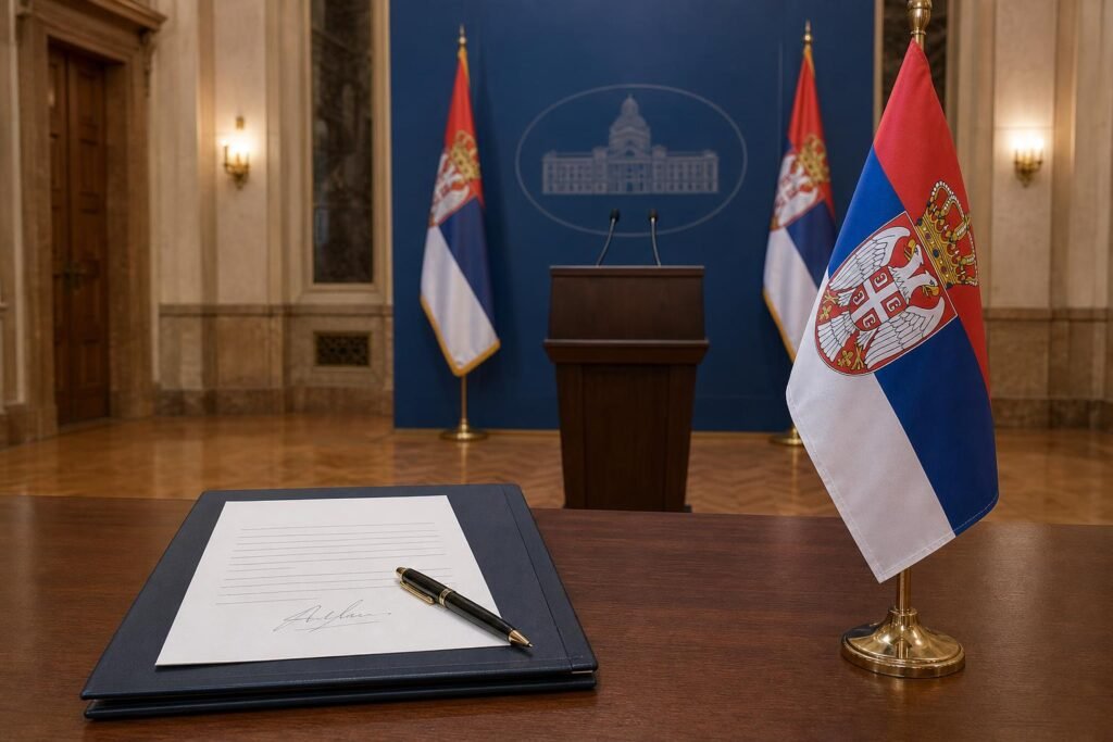 Lemondónyilatkozat és szerb zászló egy hivatalos teremben