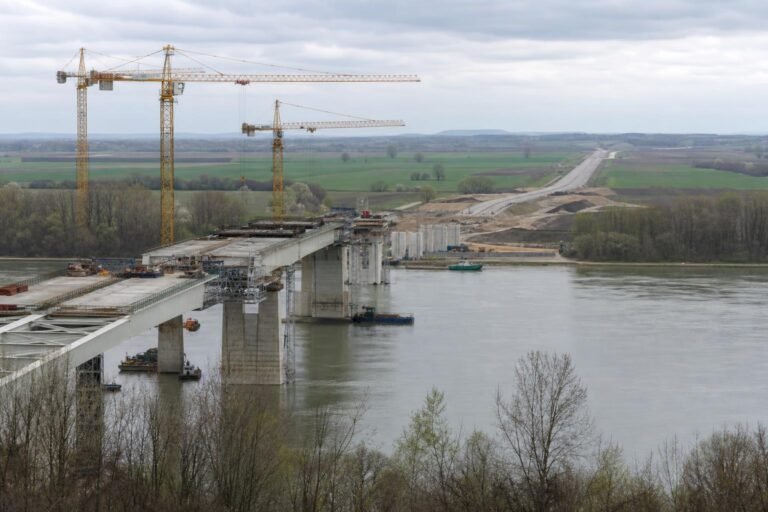 Folytatódik a mohácsi Duna-híd építése, de elmarad a négysávos bekötőút