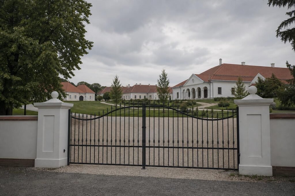 Hatvanpuszta épületegyüttese távolról, zárt bejárattal