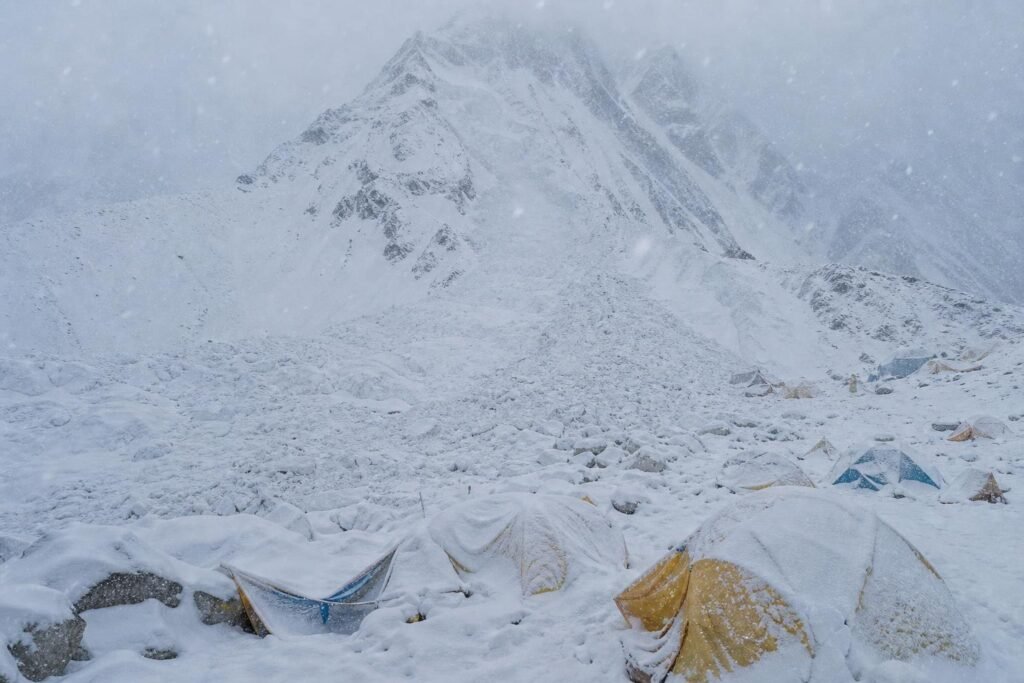 Lavina sújtotta himalájai táborhely a Himlung Himal térségében
