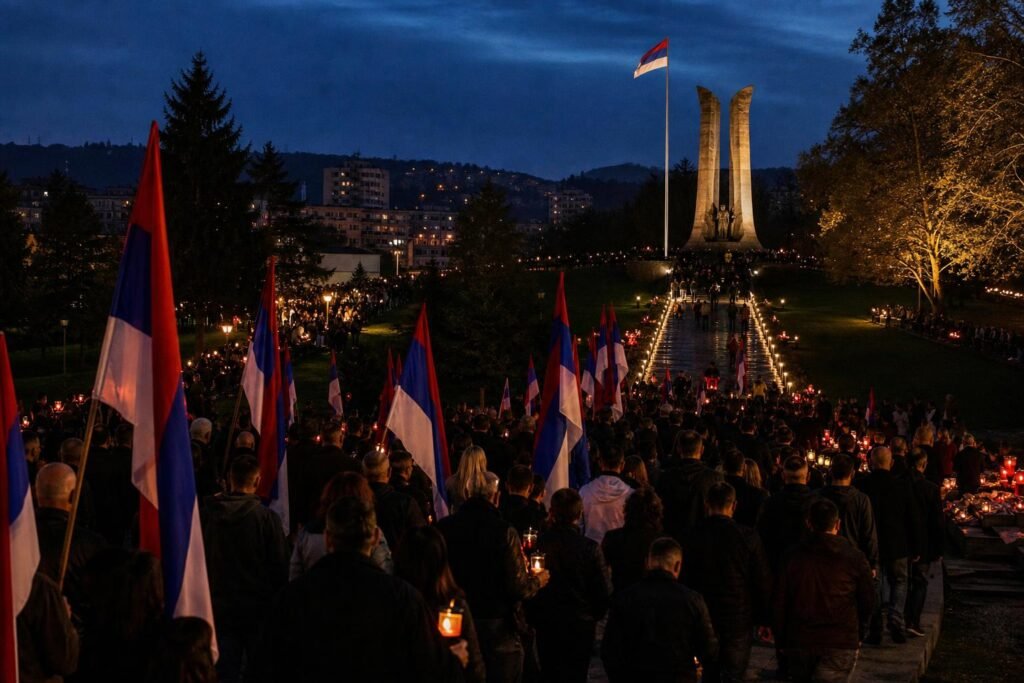 Megemlékezők vonulnak egy emlékműhöz Banja Lukában