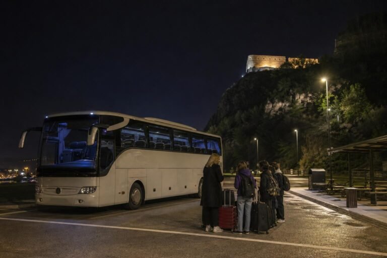 Nyolc diákot tanárral együtt Franciaországban hagytak egy iskolai út után