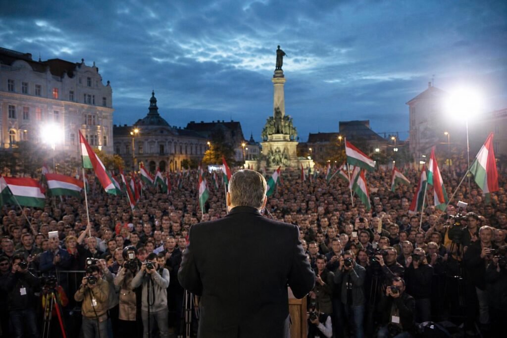 Politikai rendezvény közönsége magyar zászlókkal Pécsen