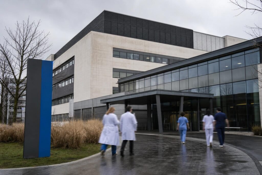 Az Országos Onkológiai Intézet épülete előtt készített semleges hírilusztráció