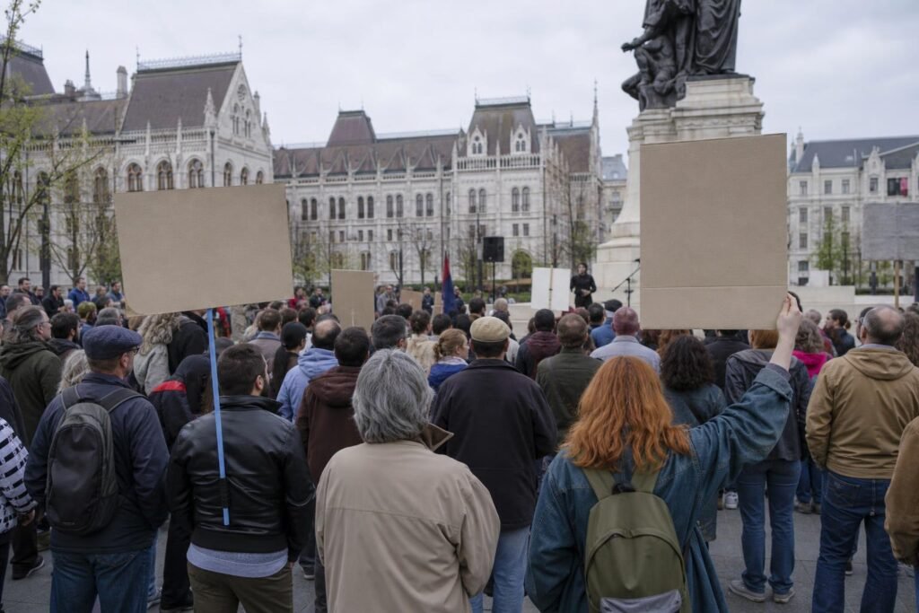 Kulturális és közgyűjteményi dolgozók béremelésért demonstrálnak Budapesten