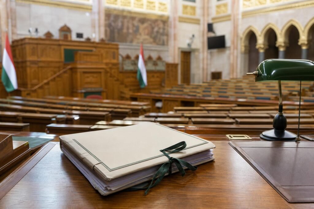 Országgyűlési ülésterem és ügyészségi iratok semleges hírilusztrációja