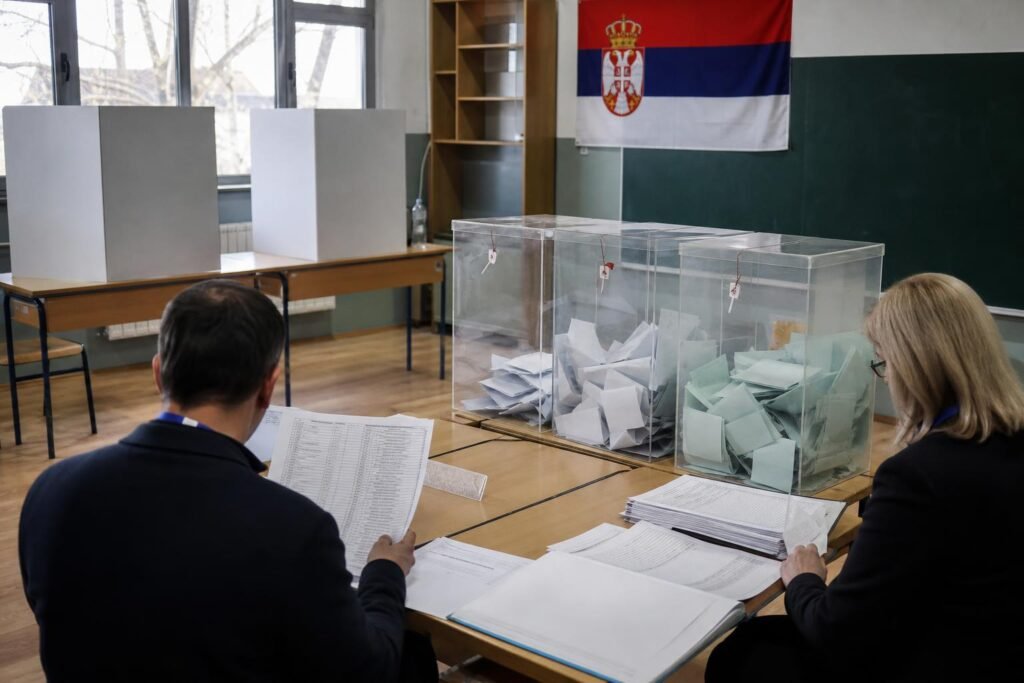 Választási megfigyelők egy szerbiai szavazóhelyiségben